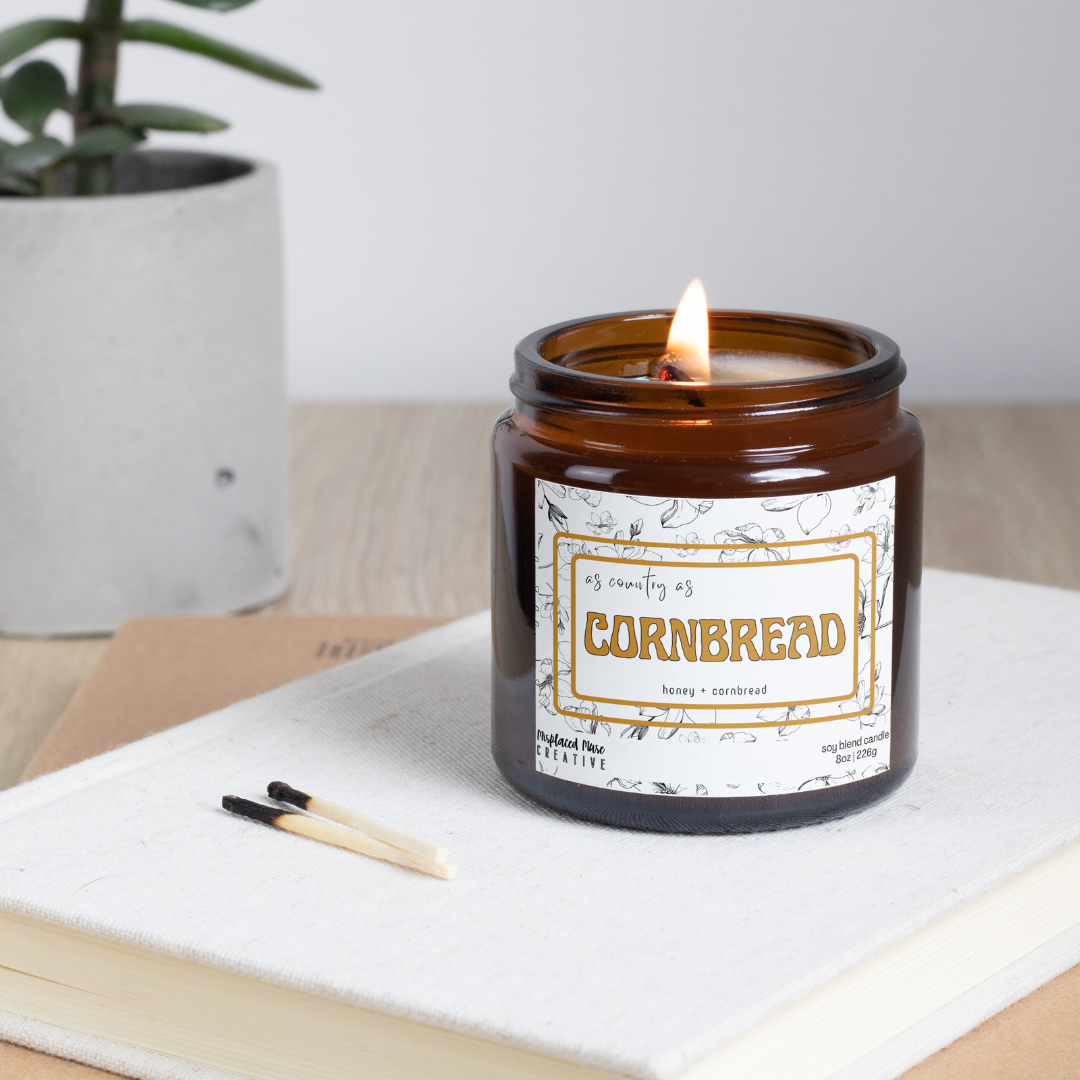 Misplaced Muse Creative - Vente Bougie en bocal - Bougie de soja As Country As Cornbread (parfum de pain de maïs au miel)1