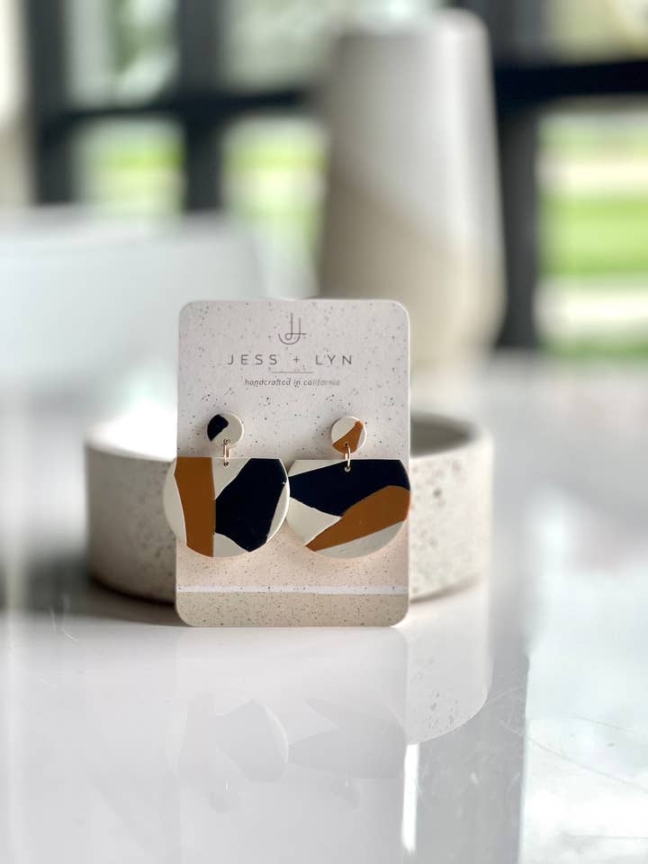 Boucles d'oreilles demi-rondes en pâte polymère abstraites faites à la main pour la vente par Jess+Lyn