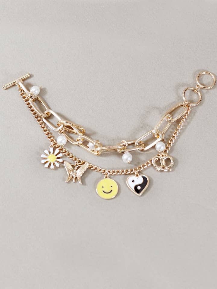METALEN SMILE FLOWER PEARL BEDELARMBAND voor wholesale door April Moon