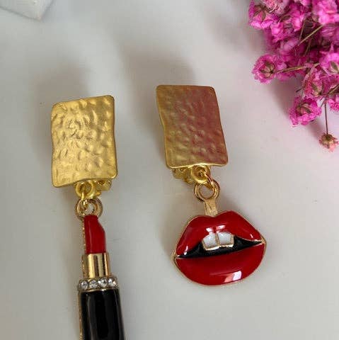Orecchini a clip asimmetrici rossetto, clip orecchio bocca, ciondolo trucco, medaglia labbra rosse, pendente donna per la vendita all'ingrosso da parte di Miss DJ Angel