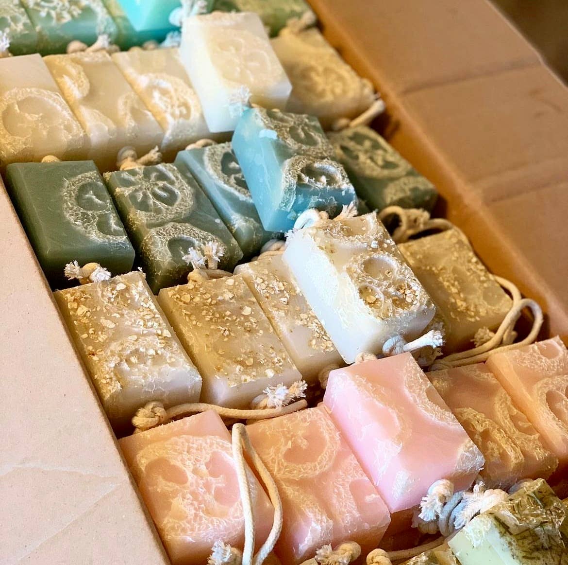 Wild Farm Soap - Vendita all'ingrosso Saponette - Saponetta a Corda Wild Farm con Luffa Naturale1