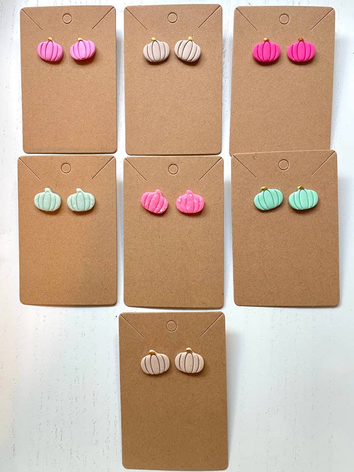 Petites boucles d'oreilles en forme de citrouille en argile pour la vente par KBH CREATIONS