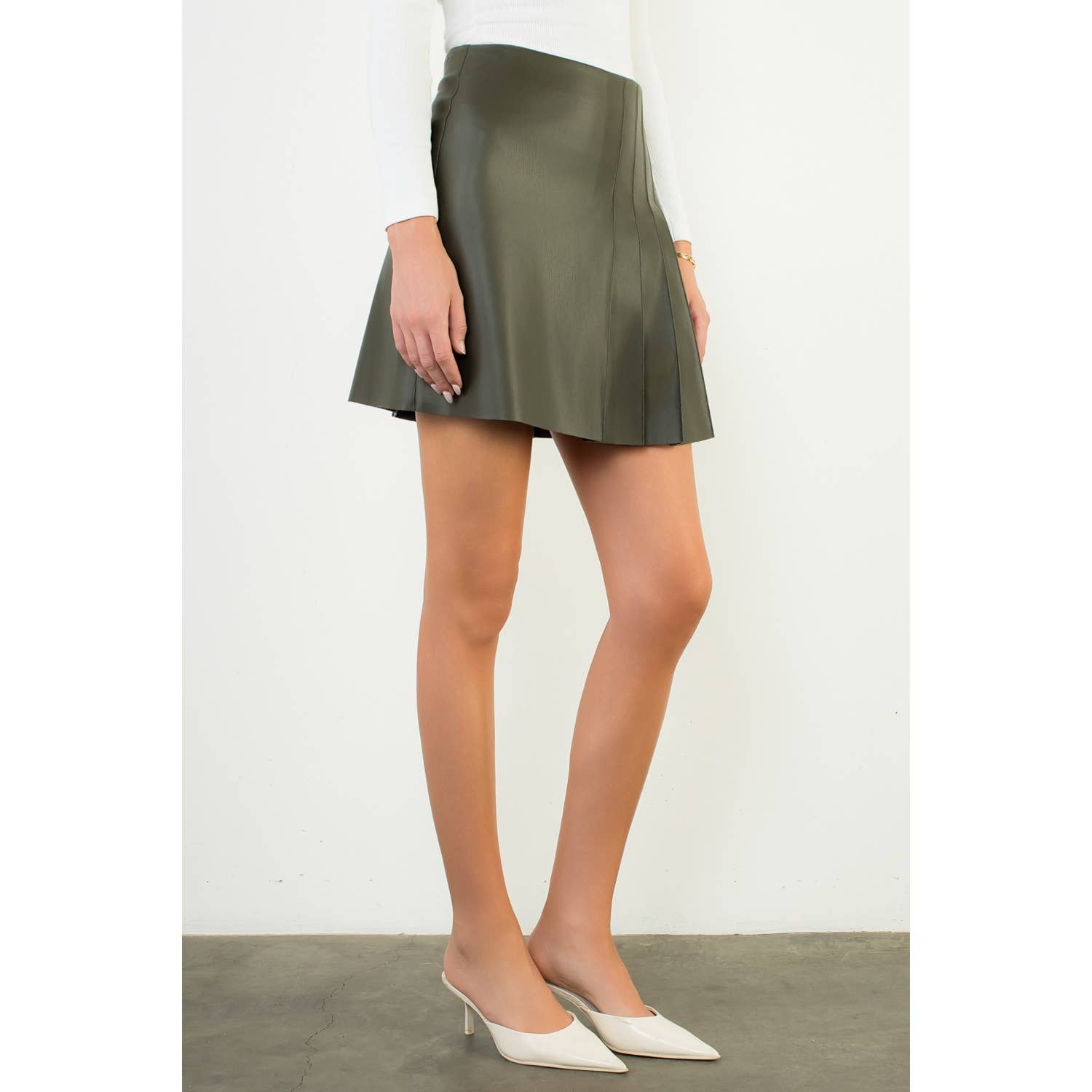 OLIV Minirock aus plissiertem Leder für den Großhandel auf Faire6