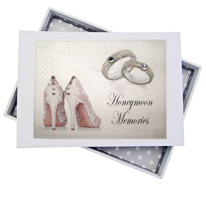 Album photo de lune de miel avec chaussures et bagues de mariage - Mini (SR5T) pour la vente par White Cotton Cards