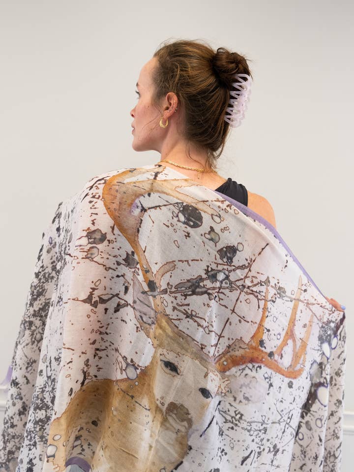 Sciarpa in seta e cashmere Buck in Snow per la vendita all'ingrosso da parte di Sara Anderson