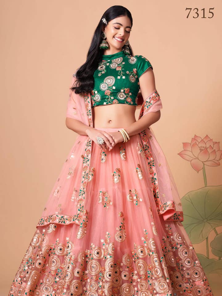 Lehenga Choli in Art Seta Pesca per Matrimonio e Festival Indiano e Pakistano - Ricamo con Paillettes e Filo, Lavoro Zari, Lavoro con Specchi Veri. per la vendita all'ingrosso da parte di HATKE BRIDE