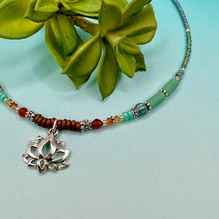 Collier en perles de lotus et mosaïque pour la vente par Oreb Lram Fine Casual Jewelry