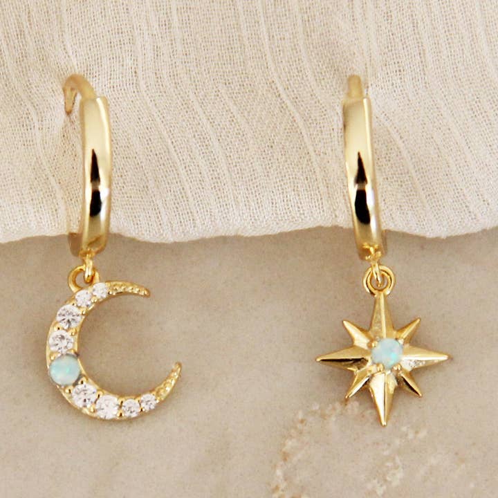 MAIVE – wholesale Huggieörhängen – Opal Moon och Star Hoops0