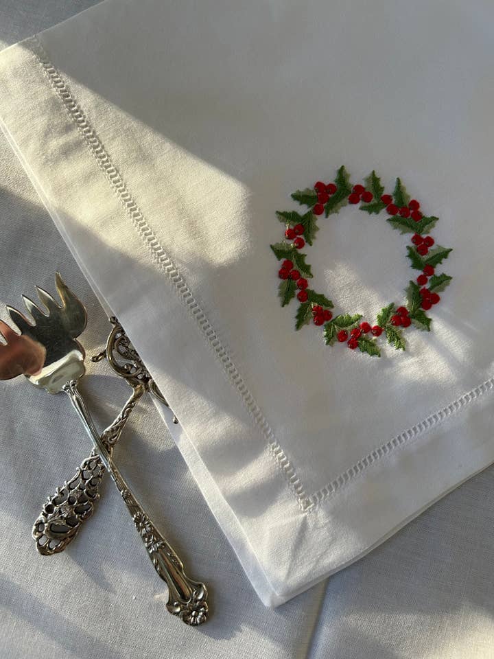 Serviette de table, Couronne de baies de Noël, Lot de 2 pour la vente par Jacaranda Living