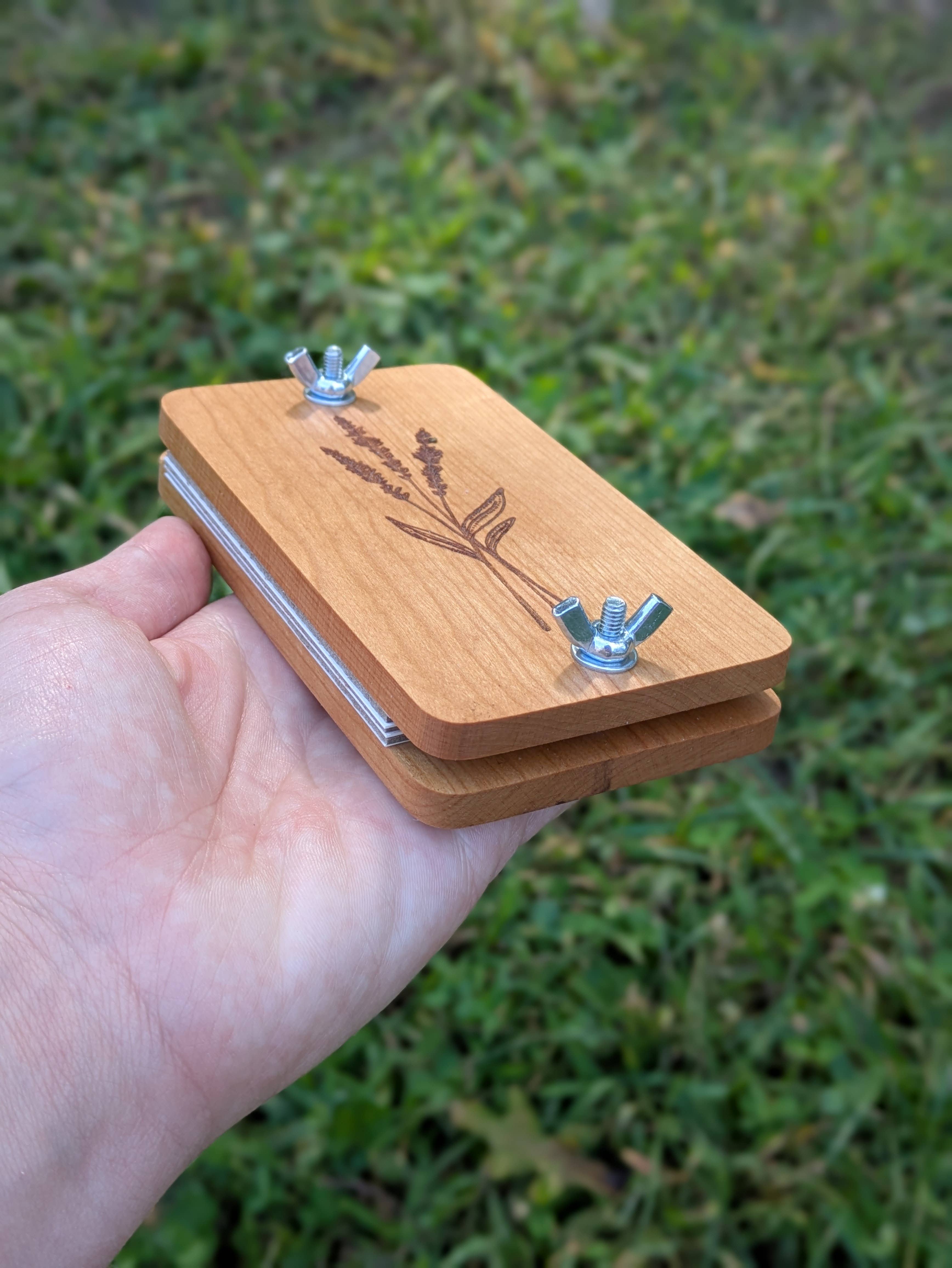 Macon Makes - Vente Kit de bricolage - Presse à fleurs de poche avec motifs dessinés à la main assortis | 3"x5"2