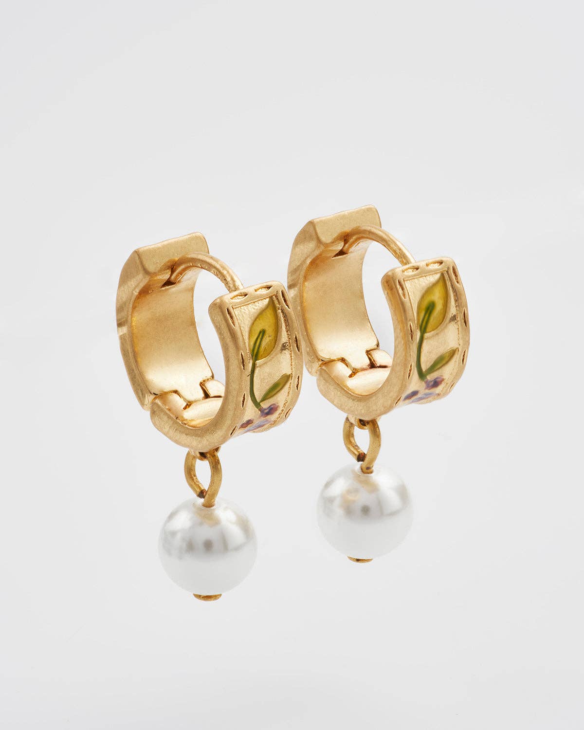 Fable England – wholesale Huggieörhängen – Björnbär Bramble Pärldroppe Guldörhängen2