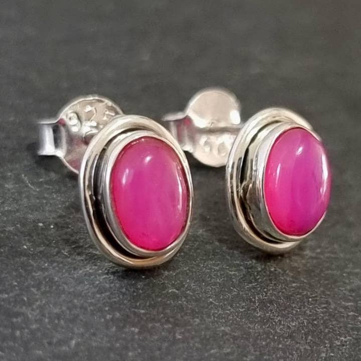 Slående ovale HOT pink agat ørestikker, 925 sterlingsølv, S3PAG for engroshandel hos Mistry Gems