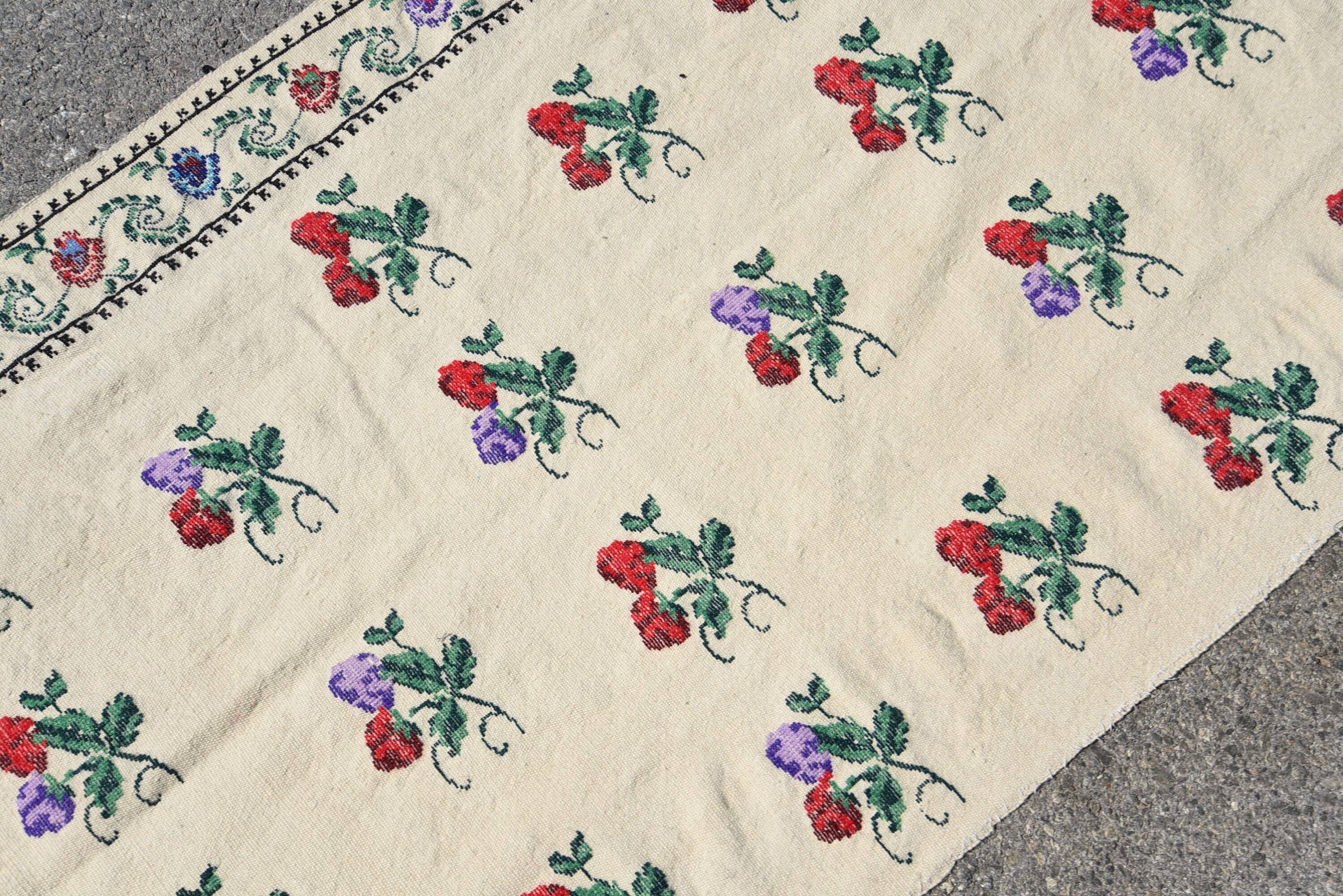 The Loom Wholesale – wholesale Hallmatta – Vintage handvävd blommig ullmatta i kräm och röd4