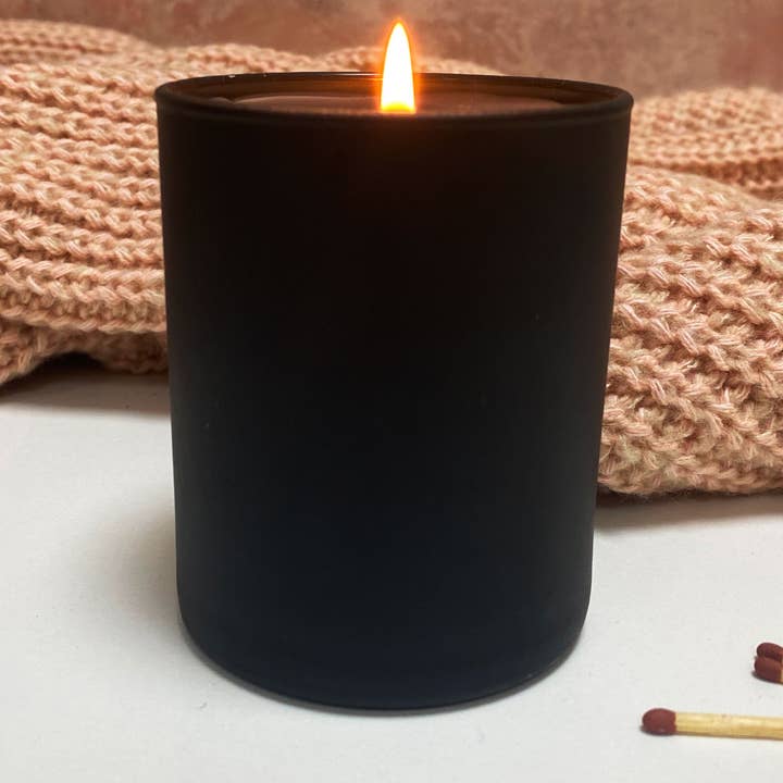 Bougies parfumées 30cl noir mat pour la vente par TwentyTwoKisses