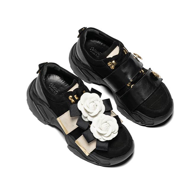 FRIENDLY FIRE – Großhandel Lifestyle-Sneaker – Damen – Alexa Sneaker in Schwarz mit Perlmutt und Blumenapplikation1