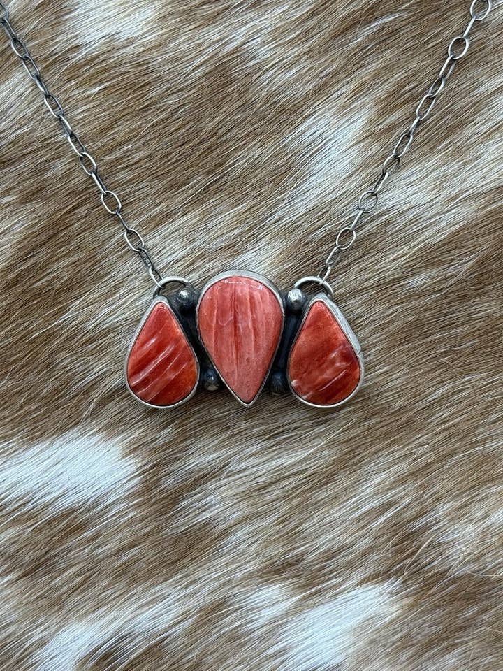 Collana a barra con grappolo di conchiglia di ostrica spinosa rossa in argento sterling fatta a mano dai Navajo 18” per la vendita all'ingrosso da parte di Native City Jewelry