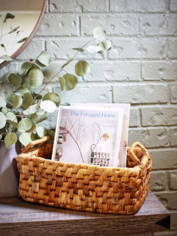 Panier rectangulaire en feuille de bananier pour la vente par Grain of Rice Project