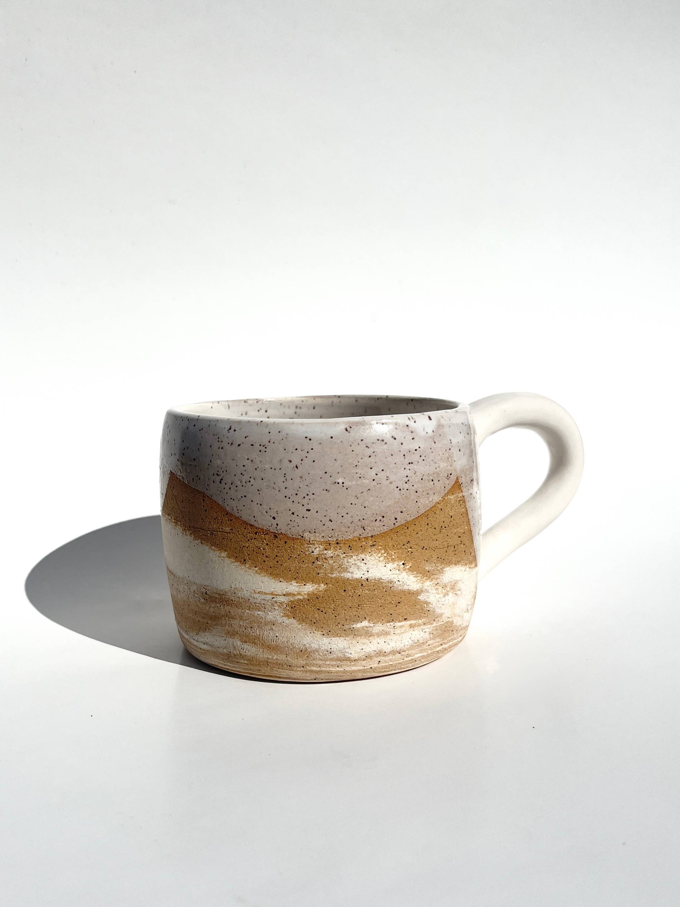 Ninth House Goods – Engroshandel Kaffekrus – Overskyet samling - snefald på sandsten plettet krus1