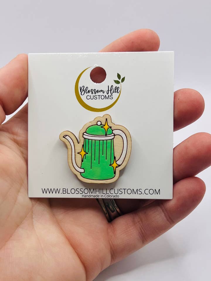 Broche en bois peinte en bouilloire pour la vente par Blossom Hill Customs