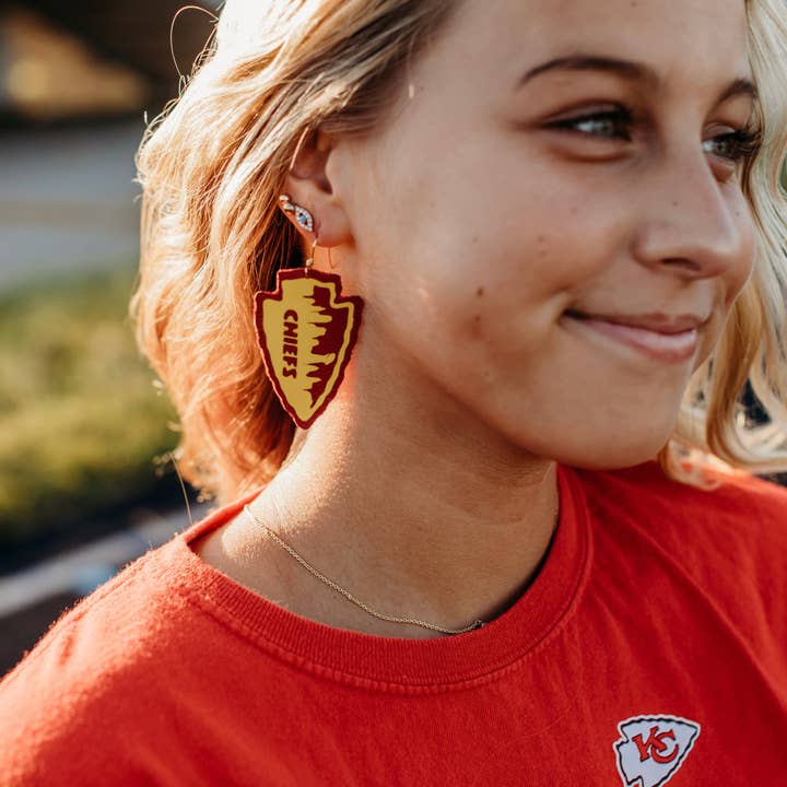 Boucles d'oreilles en cuir Kansas City Skyline Arrowhead pour la vente par Golden Rae Wholesale