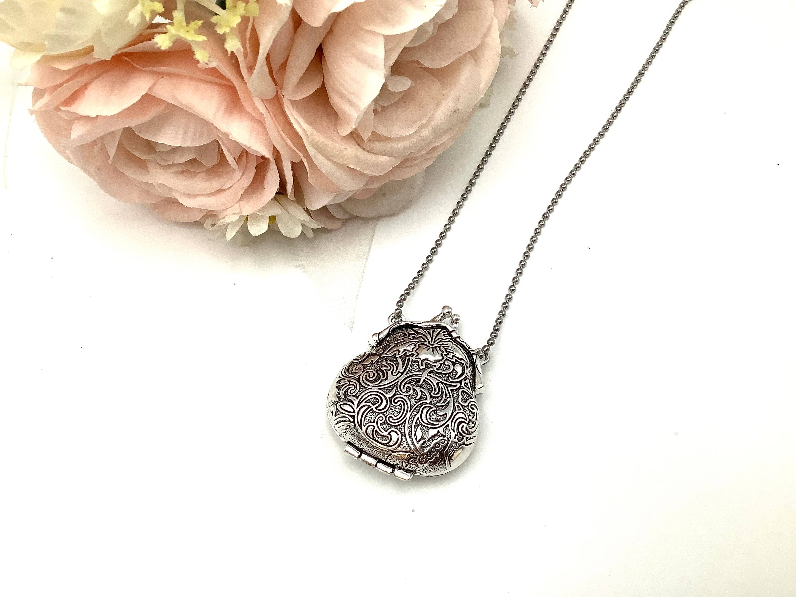 All Little Cute Things – wholesale Halsband med medaljong – Franskt viktorianskt silverhänge i form av handväska, tefestgåvor6