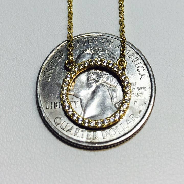 Modern Opus – Colar pingente/pendente por atacado – Colar em Prata com Acabamento a Ouro com Pendente 'O'2