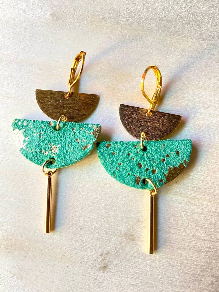 Boucles d'oreilles en cuir demi-lune en daim bleu sarcelle et laiton pour la vente par Rebecca Malcom LeatherWorks