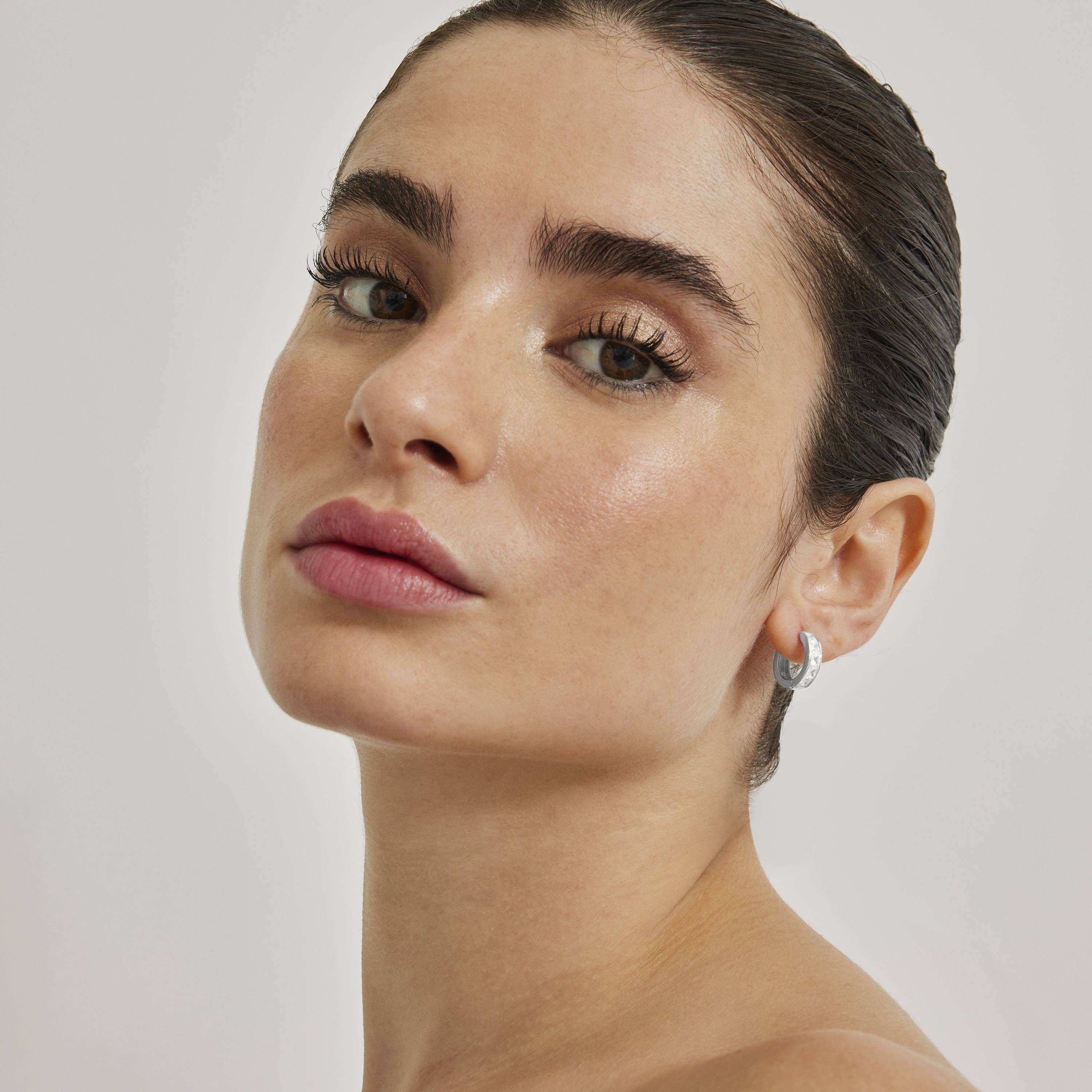 Luxenter - Wholesale Huggie Earrings - Pendientes de Plata de Ley 925 con Circonita Brillante acabados en rodio - Essential3