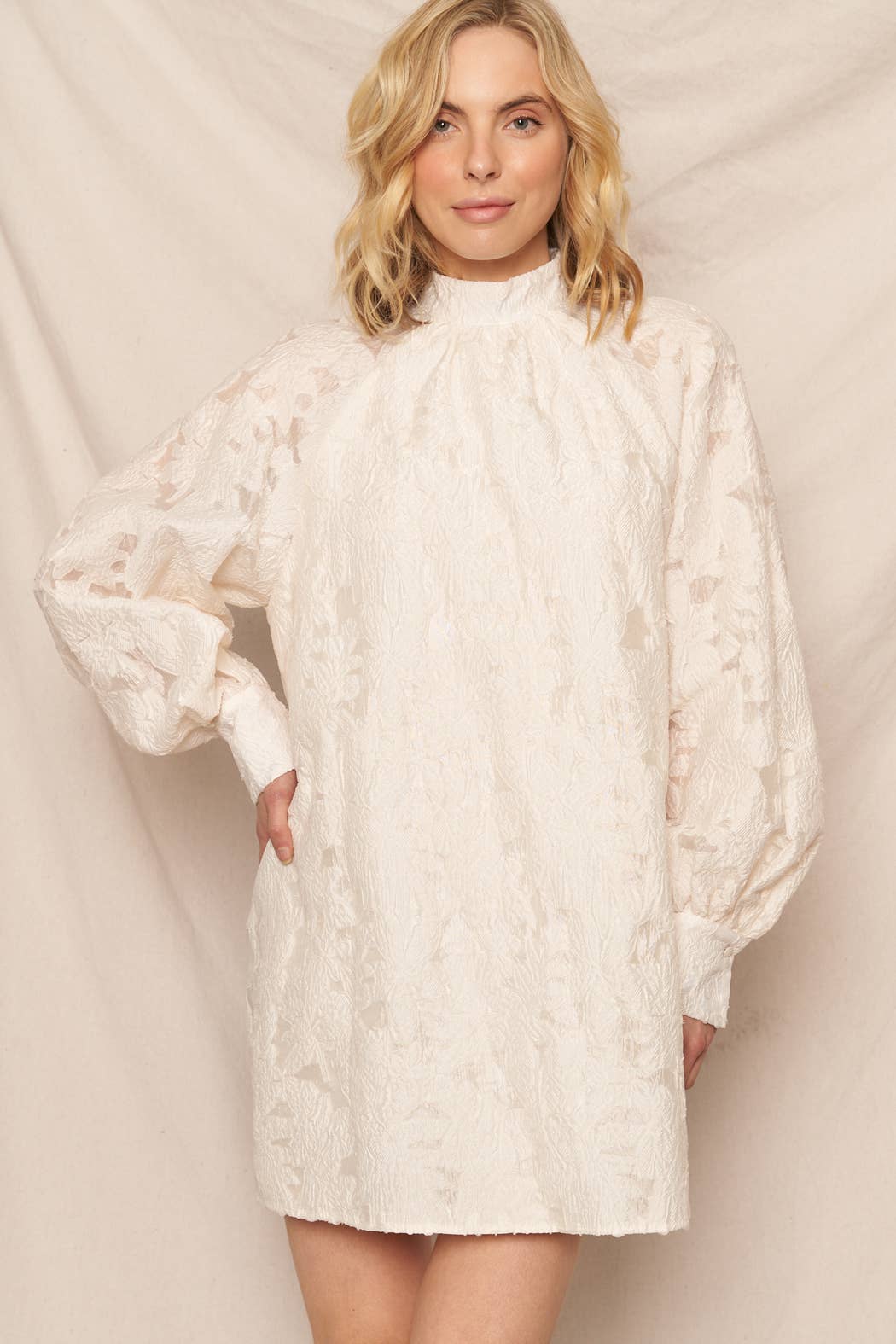 Ivoire Mini-robe en jacquard fleuri à col montant en vente sur Faire2