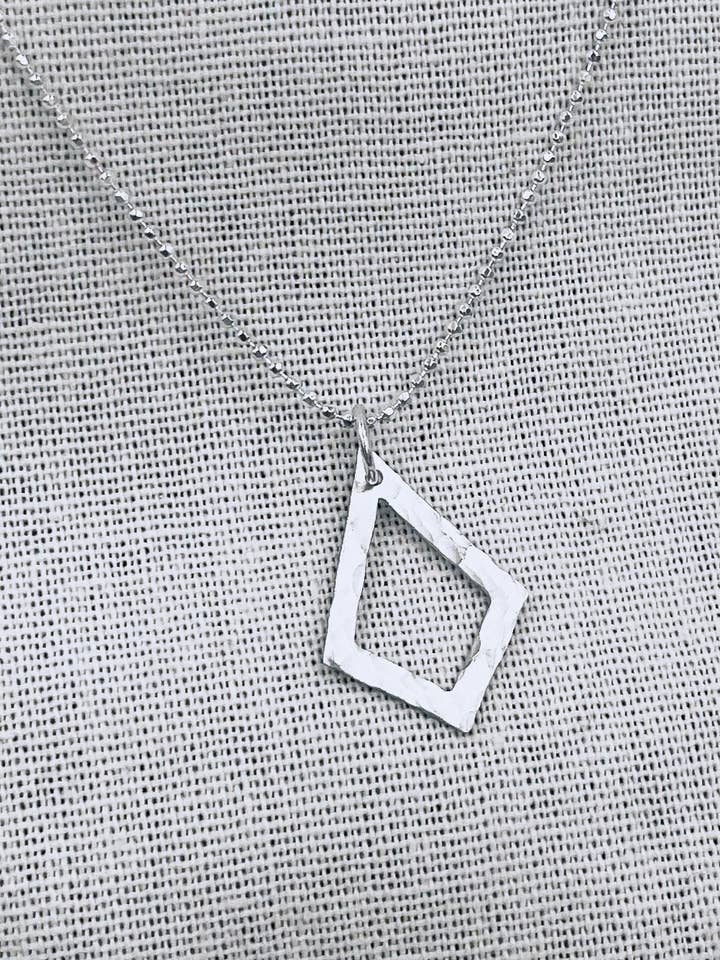 Le collier Marilyn pour la vente par Delicate Hardwear