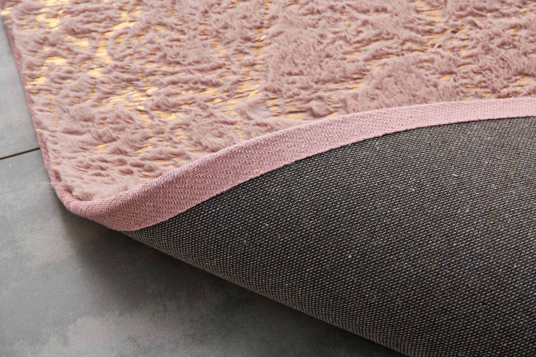 Amazing Rugs – Großhandel Teppichvorleger – Lily Dust abstrakter, goldvergoldeter Chinchilla-Kunstpelzteppich, Rosa6