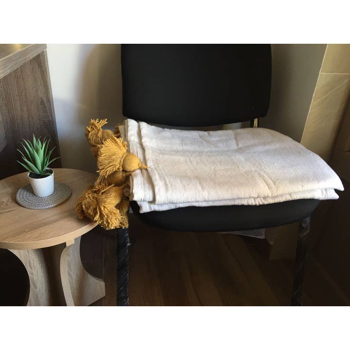marrakeshop - Wholesale Throw Blanket - Moroccan Handmade White Blanket With Colorful Pompoms
