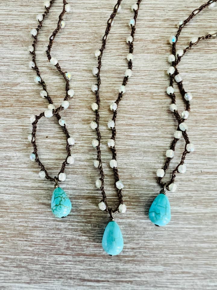 Glanzende kristallen halsketting en turkooizen magnesietsteendruppel voor wholesale door Twist Style