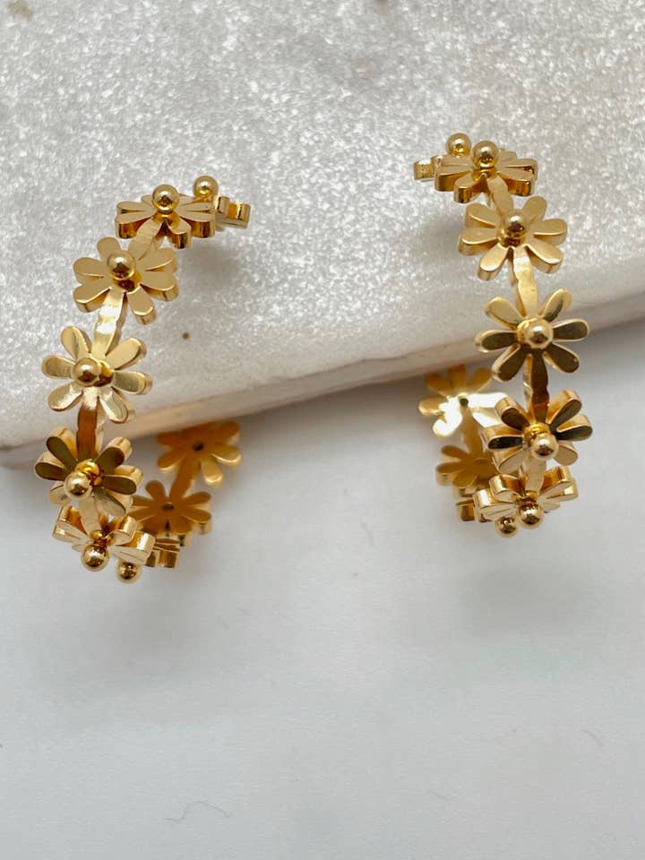 Créoles à fleurs en acier inoxydable pour la vente par Shiver + Duke