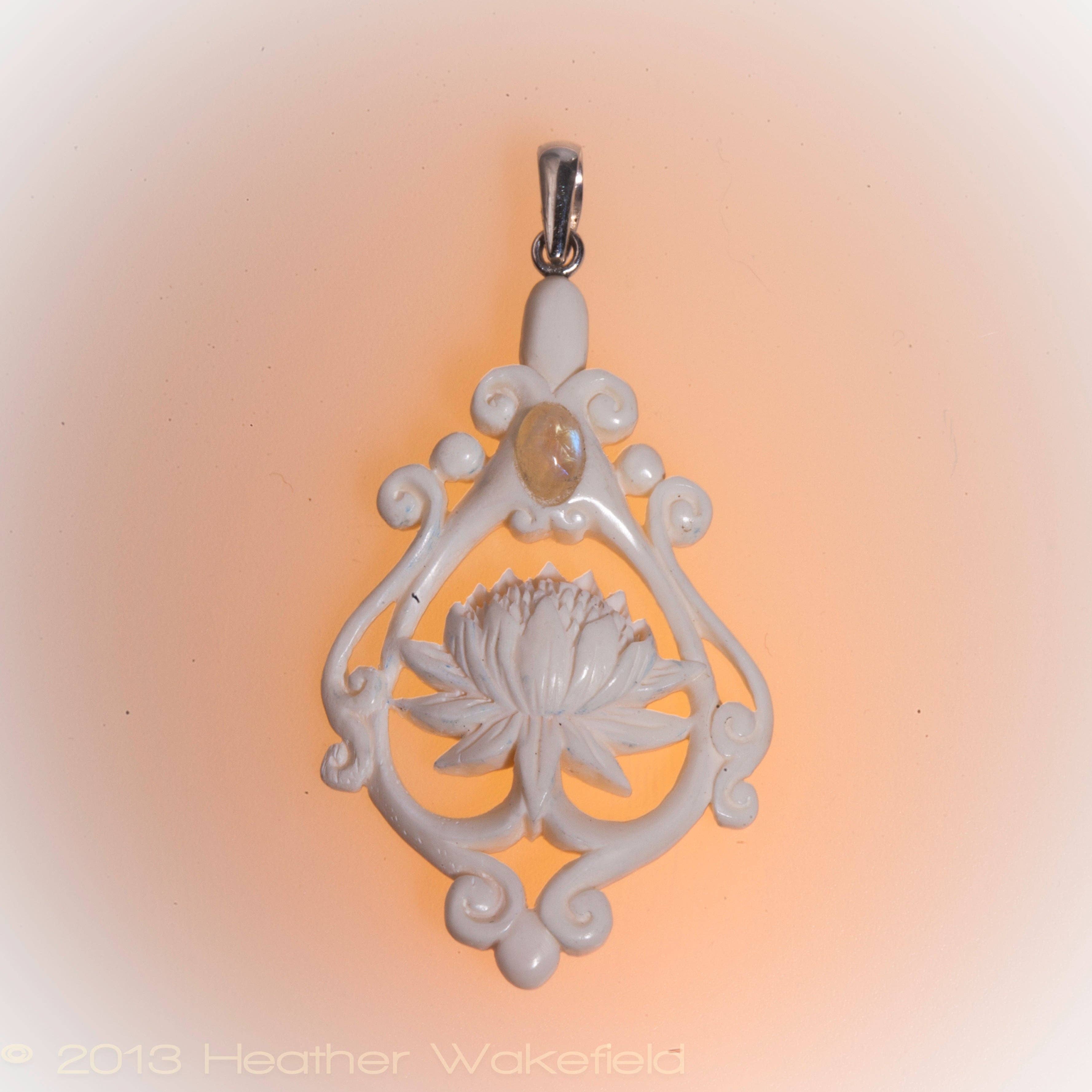 Liquid Fire Mantra - Vendita all'ingrosso Ciondolo/pendente - Ciondolo Lotus - Osso - Gancio in ottone6