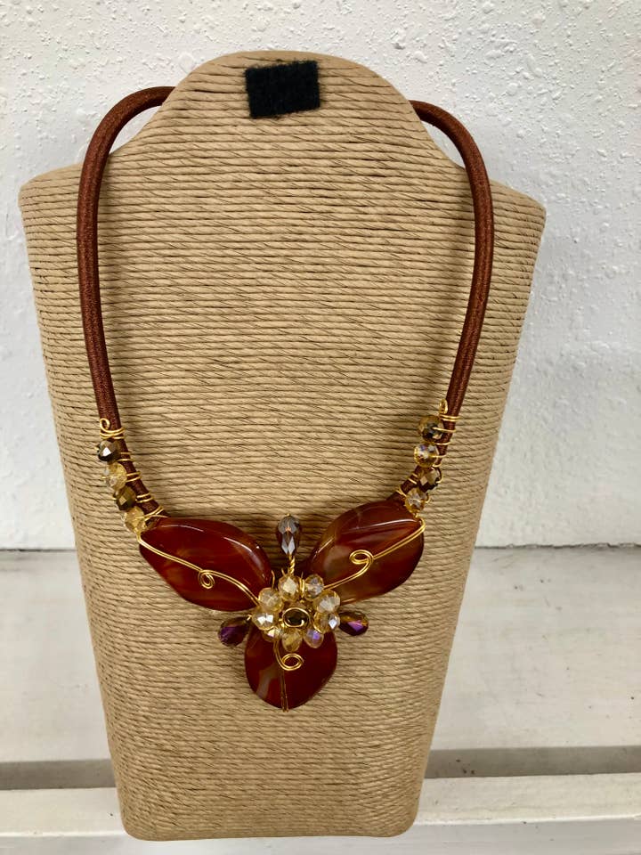 3 BRUNE JASPISSTEN MED GULDPERLER PÅ EN BRUN SNORHALS for engroshandel hos International Duru's