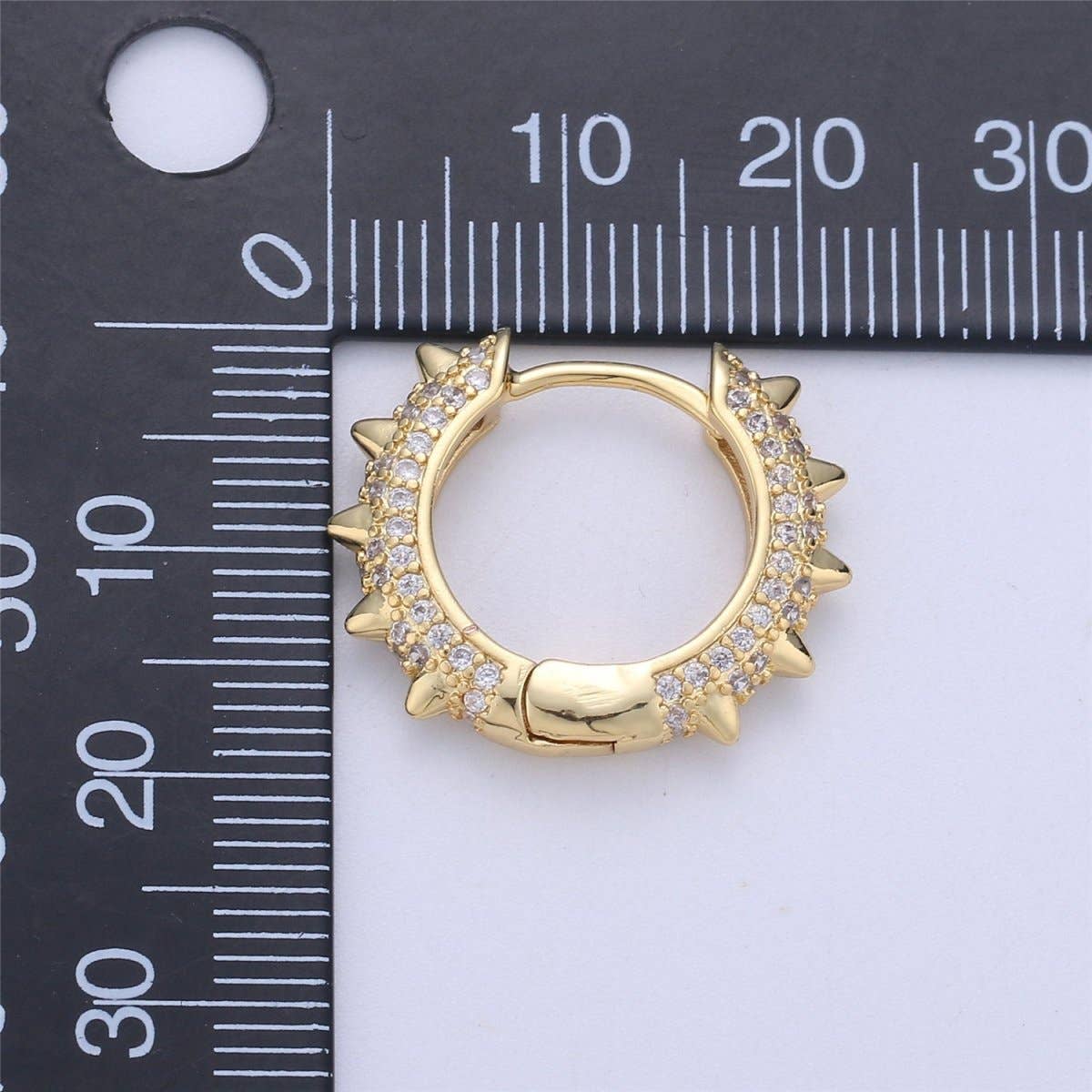 Aim Eternal - Vente Créoles - Boucles d'oreilles Spike Micro Pave Spike Hoops Boucles d'oreilles à pointes dorées Boucles d'oreilles à pointes multicolores CZ Boucles d'oreilles délicates pour tous les jours 20 mm K-3312