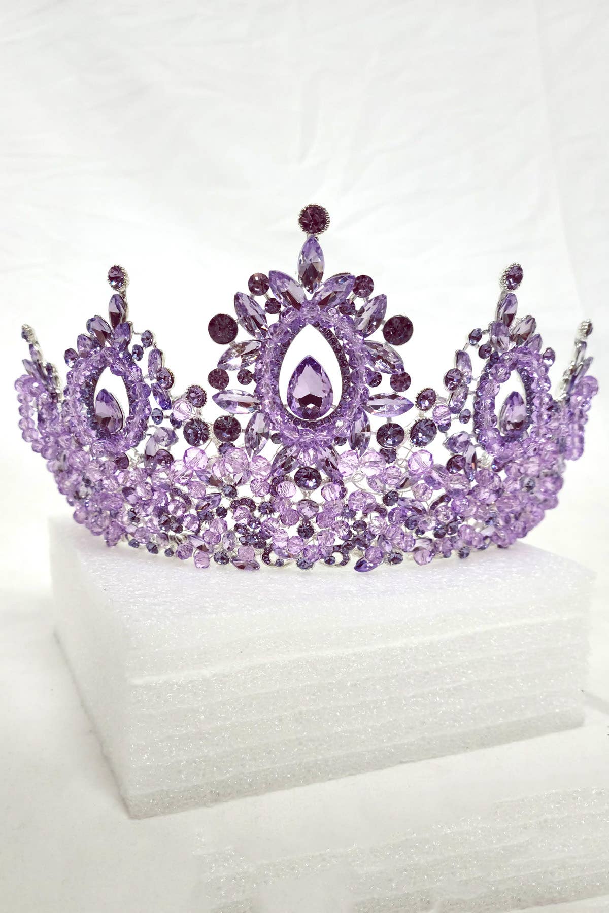 Chicas - Wholesale Tiara - Women's - Metal tiara with crystal balls and jewel rhinestones HT96241