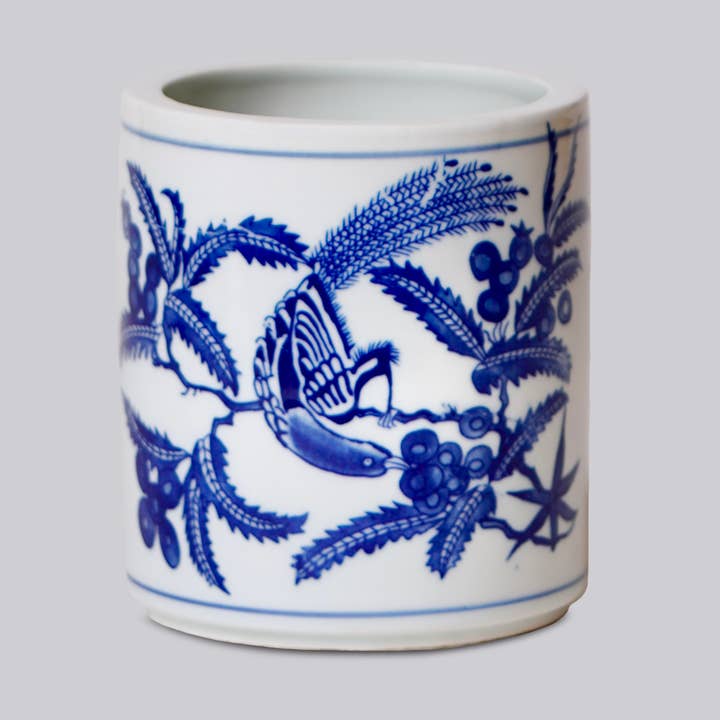 Petit cache-oiseaux et fleurs en porcelaine bleue et blanche pour la vente par Cobalt Guild