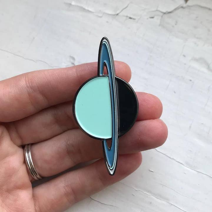 Uranus épingle en émail pour la vente par Yugen Handmade
