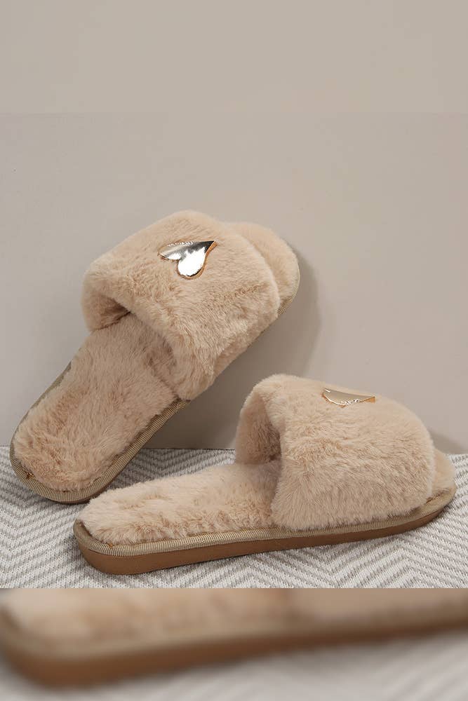 UNISHE - Wholesale Slippers - Women's - Heart Pendant Fluffy Slippers ZK70111