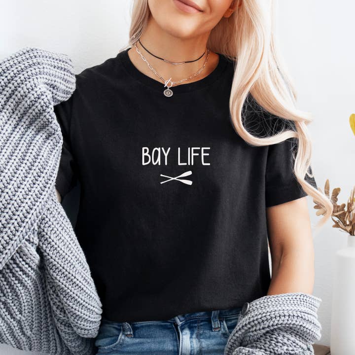 Maglietta Nera Bay Life, Maglietta Unisex Muskoka Canada, Maglietta da Campeggio per la vendita all'ingrosso da parte di Hunter Kouture