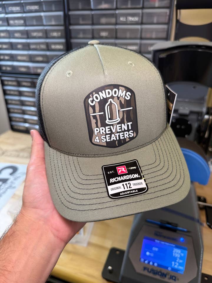 I preservativi prevengono i cappelli a 4 posti. per la vendita all'ingrosso da parte di Luckless Outfitters