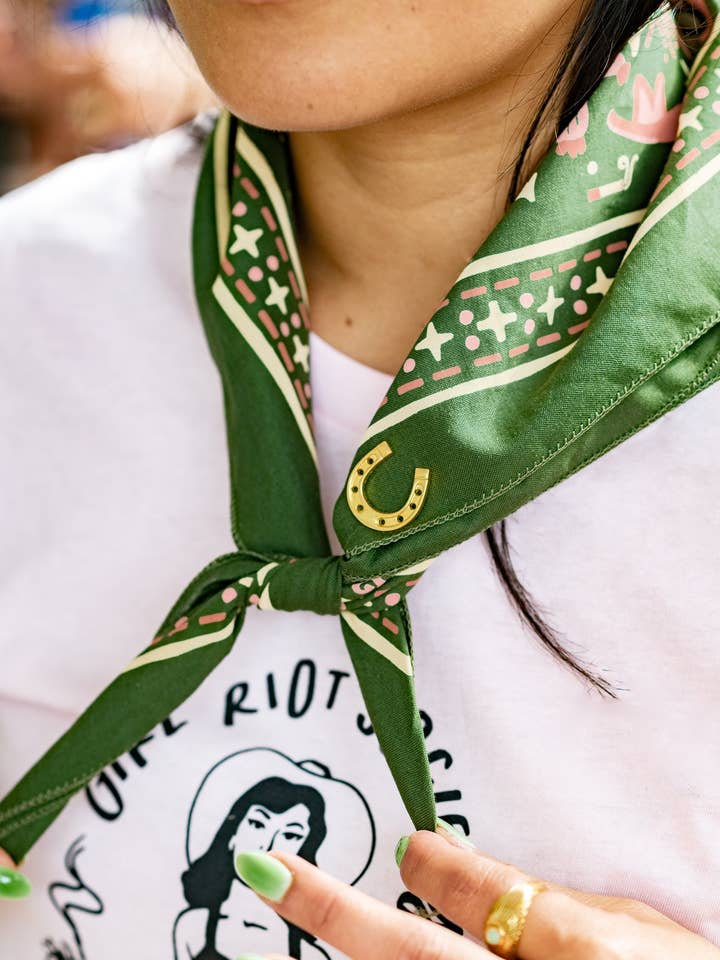 Épingle en fer à cheval doré pour la vente par Girl Riot Society by Mosaic Makers Co