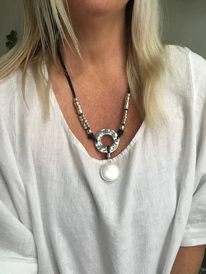Collier en cuir pour femme, anneau sans fin noué et grosse perle pour la vente par myDemimore