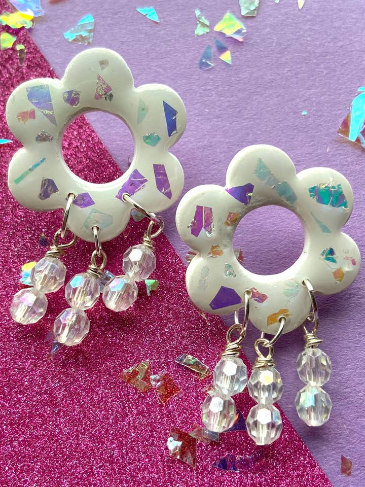 Clous d'oreilles marguerites en argile polymère, clous de fleurs en argile avec perles irisées transparentes, couleurs de licorne terrazzo, clous floraux tendance, légers pour la vente par Miles and Milo Polymer Clay Collection