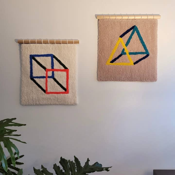 Tenture murale à prisme triangulaire pour la vente par Good to Know You