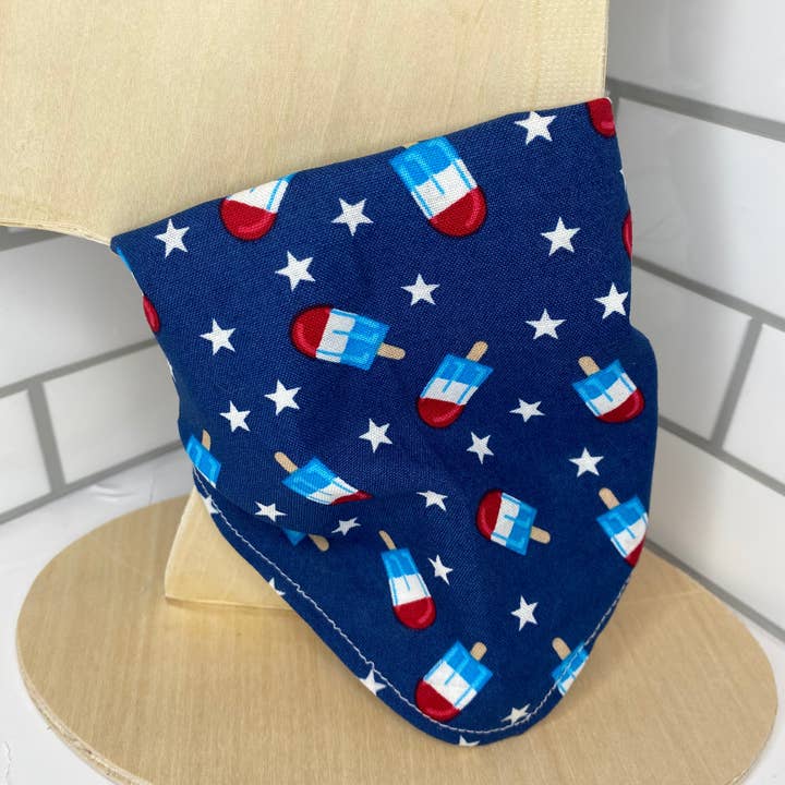 Bandana pour chien à nouer, bandana réversible pour chien, sucettes glacées et étoiles pour la vente par Miley’s Munchies