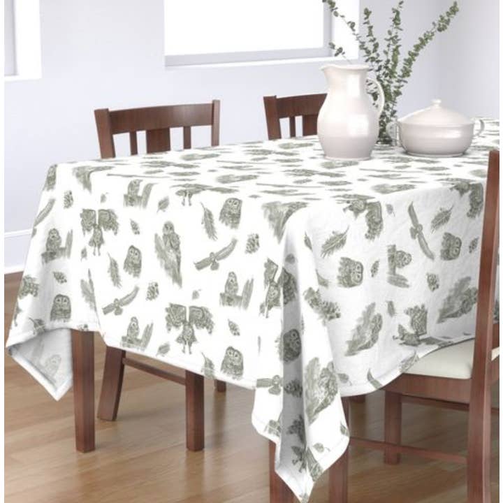 Forest Friends : Nappe en forme de hibou pour la vente par Fox & Willow Design Studio