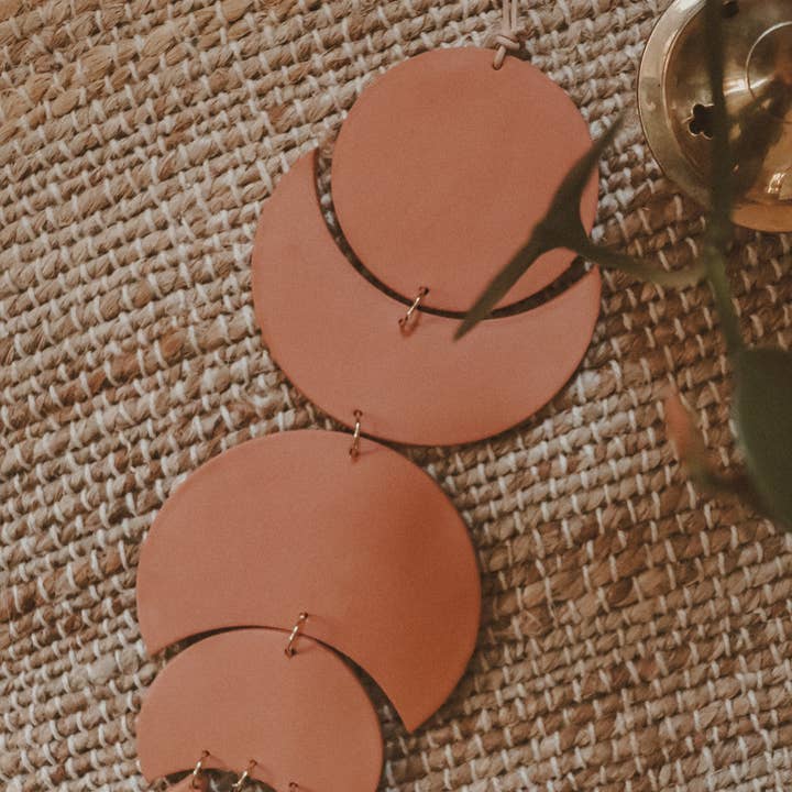 Rooted Reverie - Venta al por mayor Papel pintado 3D - Colgante de pared de arcilla con fase lunar celestial con colgante de latón